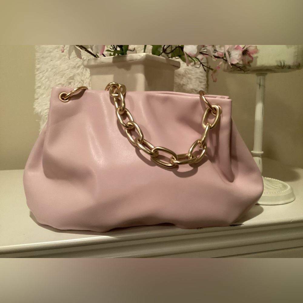 EUC, House of Want, Vegan Leather, Beautiful pink/Mauve Pocketbook, chain strap.